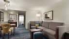 Interior de una suite del hotel con sala de estar y zona de comedor