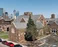Vista exterior de la Plymouth Congregational Church con el skyline de Minneapolis al fondo