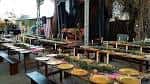 Área exterior preparada para evento con mesas y decoración