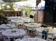 Jardín del Alwun House con mesas redondas cubiertas para recepción