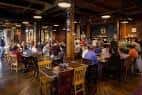 Interior del Schlafly Tap Room con mesas ocupadas y ambiente acogedor