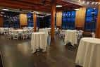 Espacio interior del Schlafly Tap Room configurado para un evento con mesas altas y mantel blanco