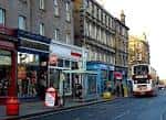 Vista general de Queensferry Street con edificios históricos y un autobús rojo
