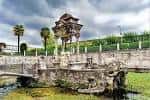Estructura arquitectónica destacada dentro del cementerio con palmeras al fondo