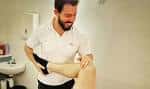 Sesión de fisioterapia en el centro de salud mostrando tratamiento manual