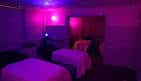 Sala de tratamientos con camas y luces ambientales