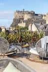 Terraza exterior con vistas al castillo de Edimburgo y mobiliario moderno