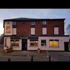 Fachada exterior del pub Lock & Quay en Bootle, Liverpool, con iluminación cálida y ambiente acogedor