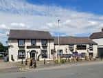 Vista diurna de la fachada del pub Lock & Quay en Chorley, con arquitectura tradicional y entorno urbano tranquilo