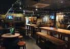 Interior del pub Finnegan's Wake con mesas y barra