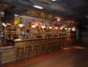 Barra principal del pub con estantería de bebidas