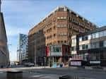 Vista exterior del edificio No.1 Tithebarn en Liverpool con fachada de ladrillo y cristal