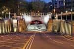 Entrada del Queensway Road Tunnel en Liverpool con iluminación nocturna