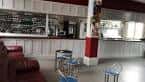 Interior del centro comunitario con barra de café y zona de estar