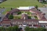 Vista aérea del complejo de Childwall Sports and Science Academy mostrando sus edificios y campos deportivos