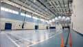 Pabellón deportivo interior con pista de baloncesto y gradas