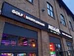 Fachada exterior del establecimiento Mulligans con letrero iluminado