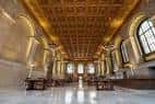 Interior del salón principal de la biblioteca con techo ornamentado y columnas