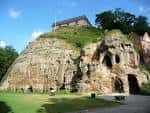 Fachada de las cuevas desde el parque con vista panorámica del sitio histórico