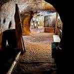 Pasillo interior de las cuevas con exhibiciones y mobiliario antiguo