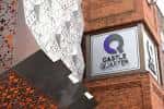 Detalle de la fachada del Castle Quarter con el logotipo visible