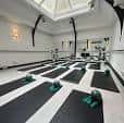 Interior del estudio de yoga con alfombras dispuestas y luz natural