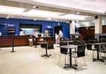 Área de bar o lounge interior con mesas y barra de servicio