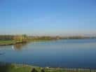 Vista panorámica del lago de Colwick Country Park con cielo despejado