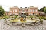Fachada principal de Colwick Hall Hotel con fuente y jardines