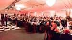 Evento corporativo en sala de banquetes con iluminación cálida