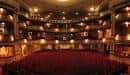 Interior del auditorio con butacas rojas y balcones ornamentados