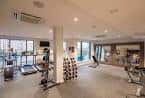Gimnasio del hotel con equipamiento moderno y grandes ventanales