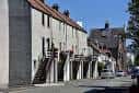 Fachadas tradicionales de Newhaven con escaleras exteriores y un coche estacionado
