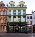 Vista exterior completa del edificio del pub The John Hewitt en Belfast