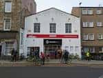 Fachada exterior de Alpkit Edinburgh en Newington con personas y bicicletas