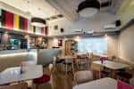 Interior del Café Sobar con mesas y sillas dispuestas para clientes