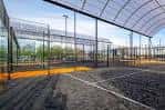 Campo de pádel al aire libre con estructura de techo transparente