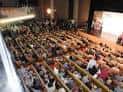 Interior del auditorio del Centro San José con butacas ocupadas por el público