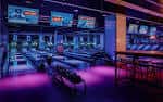 Interior del bowling con pistas iluminadas en tonos morados y azules