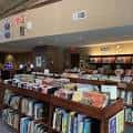 Interior de la biblioteca mostrando estanterías con libros y área de lectura