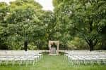 Ceremonia de boda al aire libre en el jardín del centro