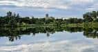 Reflejo del cielo y la vegetación en el lago de Powderhorn Park