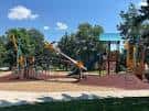 Área de juegos infantiles en Powderhorn Park bajo el sol