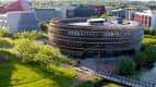 Edificio circular con fachada de madera y cristal en el Innovation Park