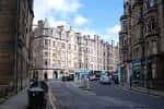 Vista panorámica de Bruntsfield Place con edificios históricos y calles tranquilas
