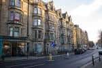 Fachada de los edificios de Bruntsfield Place al atardecer