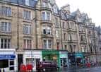 Edificios comerciales en Bruntsfield Place con tiendas y escaparates