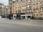 Plaza frente a los edificios de Bruntsfield Place con espacio abierto