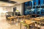 Interior del restaurante Loudons con mesas y sillas dispuestas para servicio