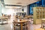 Espacio interior amplio del restaurante con mobiliario moderno y zona de barra